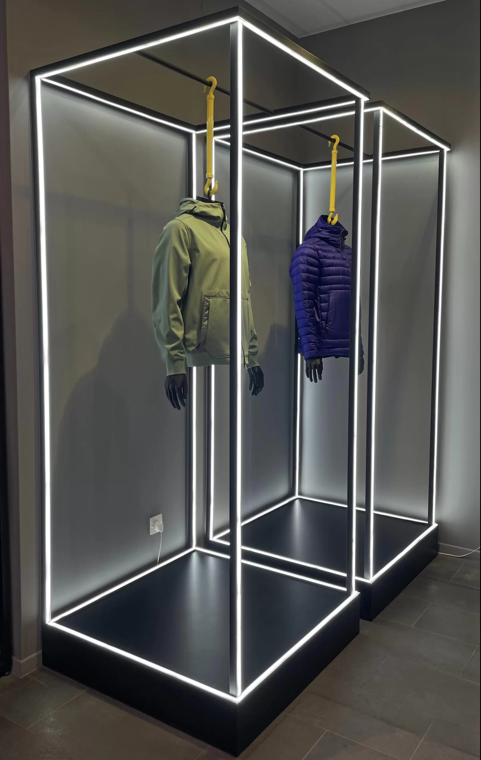 Торговое оборудование для магазина мужской одежды ZATARA SHOP, г.Львов