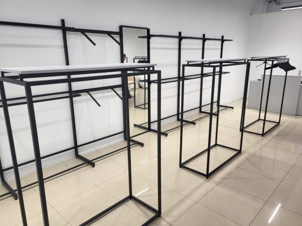 торгове обладнання для магазину одягу