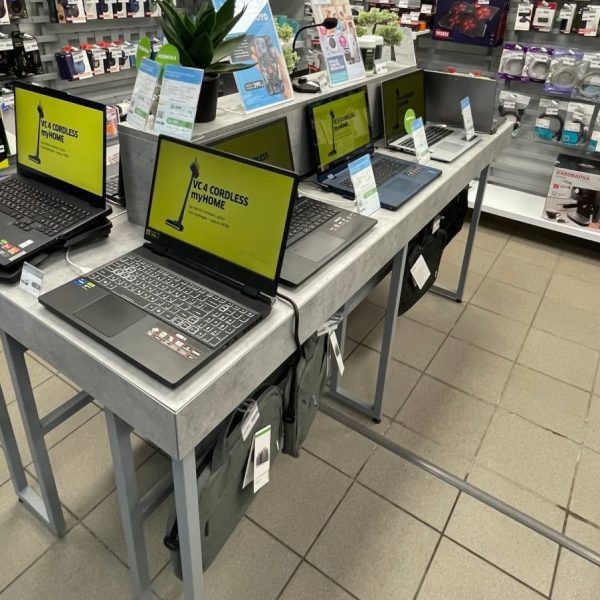 стіл в магазин техніки